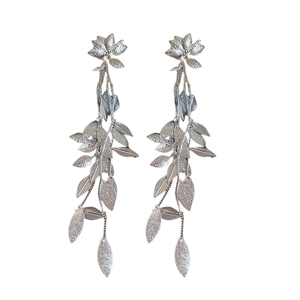 Boucles d'oreilles pompons argentées avec design floral et élégant fini métallique