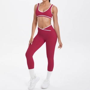 Detail des burgunderroten Yoga-Sets mit überkreuztem V-Bund und weißem Rand am Sport-BH