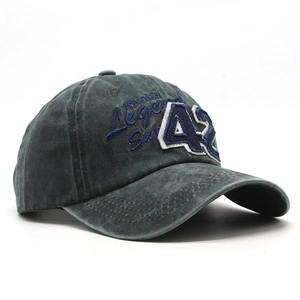 Dettaglio del cappello da baseball vintage in cotone lavato con ricamo numero 42