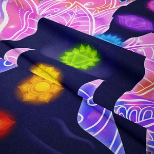 Gros plan du motif lotus mandala sur tissu violet avec texture tissée détaillée