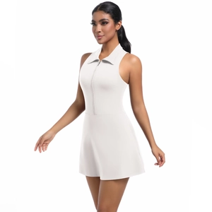 Détail d'une robe de sport blanche sans manches avec col polo zippé et jupe trapèze évasée