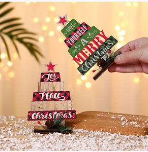 Detail der hölzernen Weihnachtsbaum-Tischdeko mit Karomuster und Kiefernzapfen-Basis