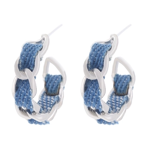 Pair of C-shaped silver chain earrings woven with blue denim fabric in retro style