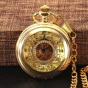 Nahaufnahme der goldenen mechanischen Skelett-Taschenuhr mit römischen Ziffern