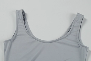 Détail du col en U et des coutures doubles sur cette robe moulante en maille grise