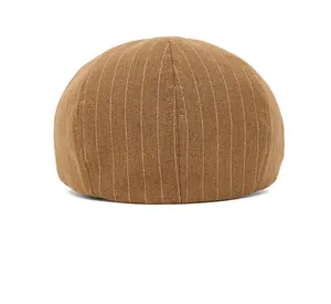 Vue arrière détaillée d'une casquette gavroche marron à rayures et texture cousue