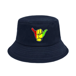 Détail d'un chapeau bob noir avec imprimé main Shaka Rasta et surpiqûres sur le bord