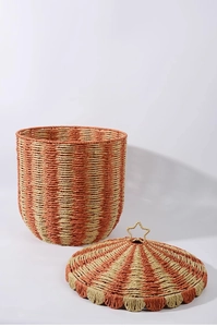 Detalle del cesto de ropa tejido a mano con asa de tapa en forma de estrella decorativa