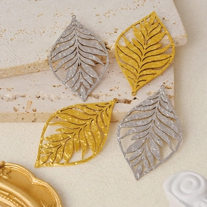 Detailed view of leaf-shaped 304 stainless steel charms in gold and silver hammered finish