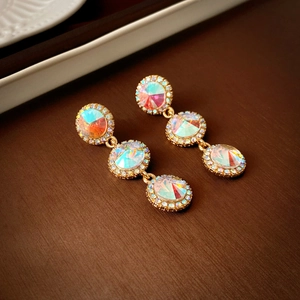 Détails de boucles d'oreilles vintage dorées avec triples cercles en cristal aurora