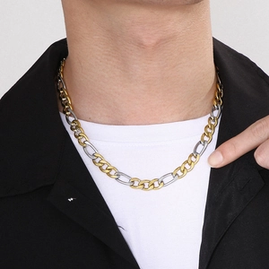 Collier maille Figaro bicolore or et argent pour homme porté par un mannequin