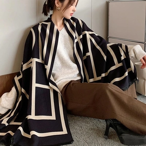 Reversible thick warm scarf with OM geometric pattern in black and beige cashmere feel