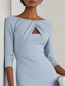 Primer plano del vestido azul claro con escote de nudo y elegante detalle de abertura