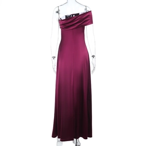 Vue arrière d'une robe de soirée en satin bordeaux avec fente froncée et éclat soyeux