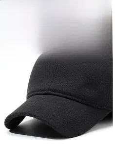 Dettaglio del cappello da baseball in lana grigia con visiera rigida e logo sportivo
