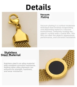 Détail du bracelet maille dorée 18 carats avec disque à chiffres romains et fermoir