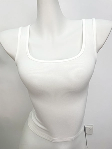 Ärmelloses weißes geripptes Crop-Top mit U-Ausschnitt für Damen auf einer Schaufensterpuppe