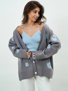 Grey oversized knit cardigan with daisy embroidery and V-neckline for women