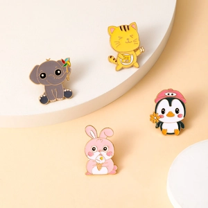 Set van vier schattige emaille pins met olifant, kat, pinguïn en konijn ontwerpen