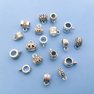 Ensemble de perles DIY argentées rétro avec motifs de cœur et fleurs sur fond bleu