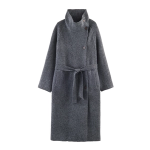 Manteau en laine gris foncé pour femmes avec col montant et ceinture sur fond blanc