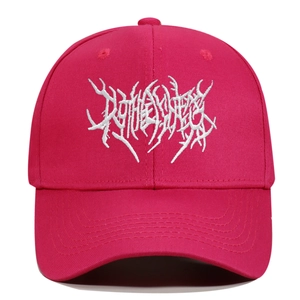 Λεπτομέρεια του λευκού κεντήματος death metal σε ροζ κόκκινο βαμβακερό καπέλο