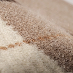 Gestreifte Strickmütze für den Winter mit flauschiger Mohair-Textur in Braun-Beige