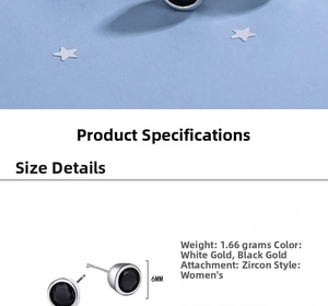 Dettaglio degli orecchini rotondi in zircone nero da 6mm con montatura in argento lucido