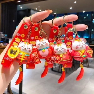 Set van schattige Maneki-neko gelukskat sleutelhangers met rode kwastjes en gouden ring
