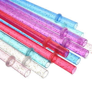Dettaglio di cannucce colorate riutilizzabili in plastica con glitter e fermi ad anello