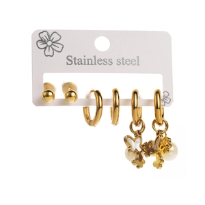 Détail d'un ensemble de boucles d'oreilles dorées en acier avec papillon et perle