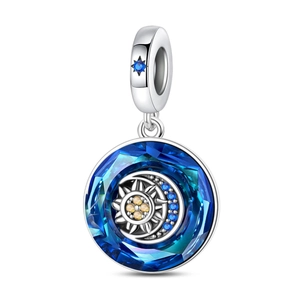 Dettaglio charm in cristallo blu con motivi di sole e luna in argento lucido