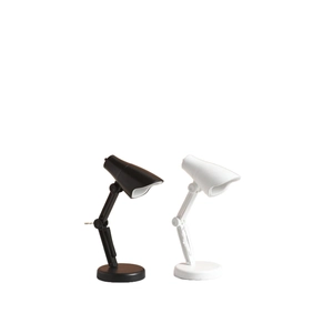 Mini lampes de bureau LED pliables en noir et blanc sur un fond blanc