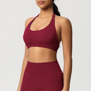 Vue détaillée de l'ensemble brassière de sport côtelée et legging bordeaux