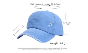 Detailansicht der gewaschenen blauen Jeans-Cap mit Distressed-Kanten und Seitenstickerei