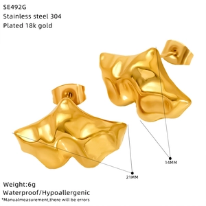 Detailed specs of 18k gold plated stainless steel hammered earrings with dimensions and weight