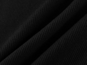 Nahaufnahme von schwarzem Rippstrick-Gewebe mit weicher Textur und hoher Elastizität