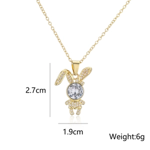 Dettaglio del ciondolo a coniglio dorato con cristalli di zircone, dimensioni 2,7x1,9 cm