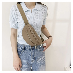 Sac de poitrine en cuir PU kaki avec bandoulière en toile et double fermeture éclair sur modèle