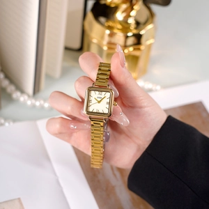 Montre à quartz carrée dorée pour femme avec chiffres romains et bracelet en métal