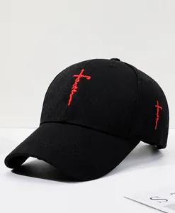 Detalle del bordado rojo faith en una gorra de béisbol de lona de algodón negra