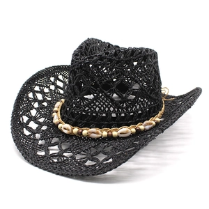 Chapeau de cowboy en paille ajouré noir avec bande en coquillages et perles de bois