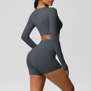 Detail van het grijze yoga-set met zijzak en compressiestof met hoge taille voor sport