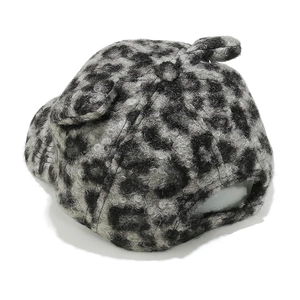 Dettaglio del berretto da baseball leopardato in peluche con graziose orecchie da orso