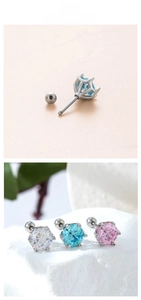 Détail de boucles d'oreilles zircon en trois couleurs avec serti à six griffes et vis