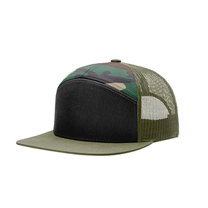 Detailansicht der 7-Panel Trucker Cap mit grünem Camouflage-Muster und Netzrücken