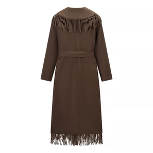 Manteau long en laine marron foncé avec franges et ceinture assortie, vue de dos