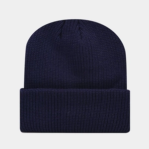Dettaglio del berretto blu scuro con trama a maglia a coste spesse e ampio bordo risvoltato