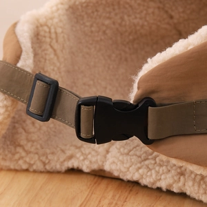 Detailaufnahme der Winterfliegermütze mit warmem Lammfellfutter und verstellbarer Schnalle