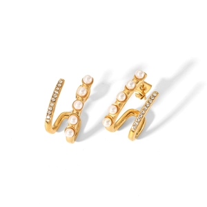 Detail of 18K gold-plated U-shaped earrings with parallel rows of pearls and crystals